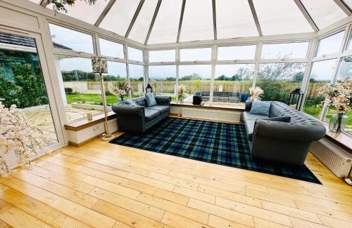 Newmilns Villa | Alton Villa, Sleeps 12, Great for Families, Undercover Hotub & Games Room