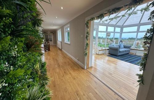 Newmilns Villa | Alton Villa, Sleeps 12, Great for Families, Undercover Hotub & Games Room