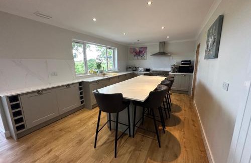 Newmilns Villa | Alton Villa, Sleeps 12, Great for Families, Undercover Hotub & Games Room