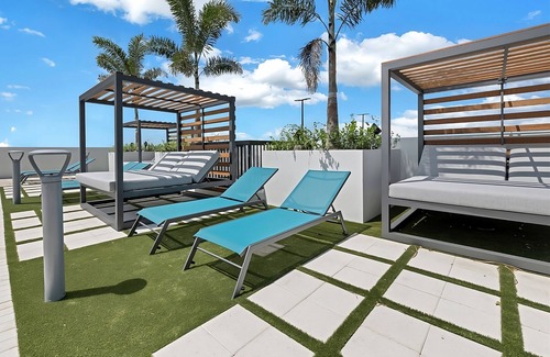Doral Apartment | Always a Great Idea To Unwind! Onsite Parking, Swimming Pool, Pets Allowed