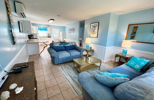Treasure Cay House | Aly's Hideaway 2-Bdrm with Dock Slip - Green Turtle Cay