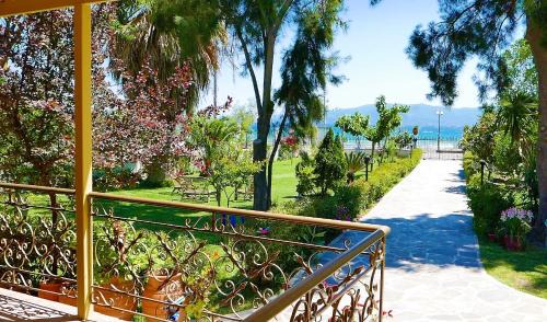 Amarinthos House | Amarynthos Beachfront Vacation House with garden