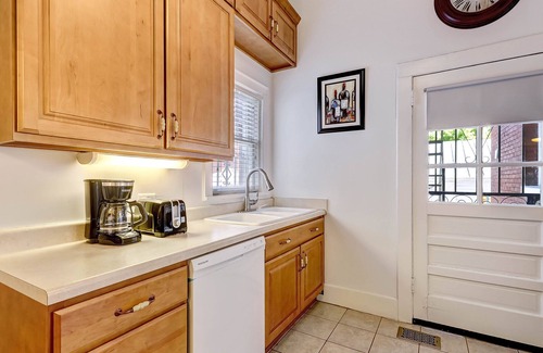 Thomas Square Apartment | Amazing 1 Bed in Starland, Heated Pool Access