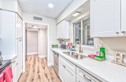 Winchester House | Amazing 1 story Villa 3min to Convention center 5 min to the strip large pool
