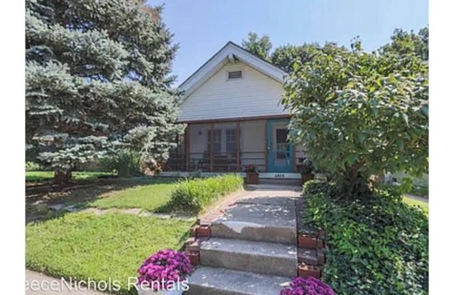 West Plaza House | Amazing 2-bedroom bungalow with AC in Kansas City