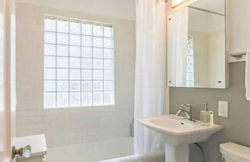 West Plaza House | Amazing 2-bedroom bungalow with AC in Kansas City