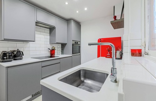 Syon Apartment | Amazing 2 BR ground floor apt, Brentford