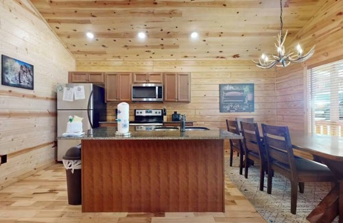 White Oak Lodge Cabin | *Amazing 2BD Cabin w/Hot Tub! Gym & Pool Access*