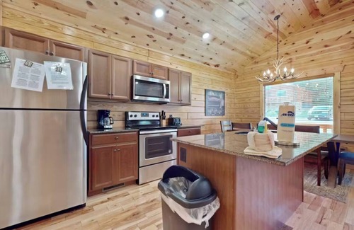 White Oak Lodge Cabin | *Amazing 2BD Cabin w/Hot Tub! Gym & Pool Access*