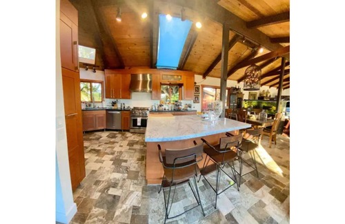 Sleepy Hollow House | Amazing 3 Bedroom House with Pool and Hot Tub