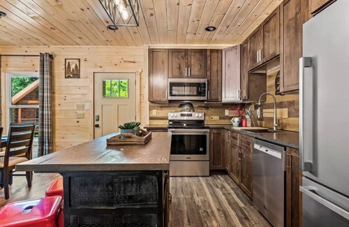 Chalet Village North Cabin | Amazing 3BR Cabin w/FIRE PIT+Game Room+HOT TUB!