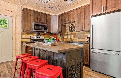 Chalet Village North Cabin | Amazing 3BR Cabin w/FIRE PIT+Game Room+HOT TUB!