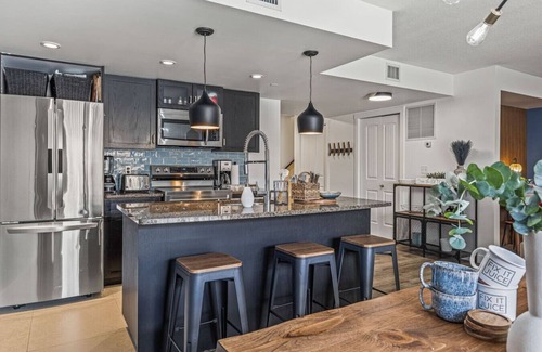 Dead Man's Flats Apartment | Amazing 3BR Condo W/Hot Tub Access and Mtn Views!