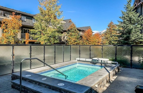 Dead Man's Flats Apartment | Amazing 3BR Condo W/Hot Tub Access and Mtn Views!