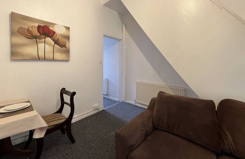 Belle Vue House | Amazing and Immaculate 2-Bed House in Manchester