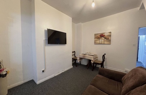 Belle Vue House | Amazing and Immaculate 2-Bed House in Manchester