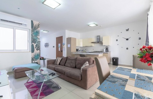 St. Paul's Bay House | ☆Amazing Apartment w/side sea view☆ 1