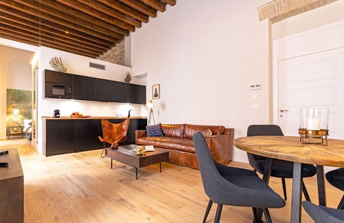 Old Town Apartment | Amazing apartment with balconies in city center. Plaza España III