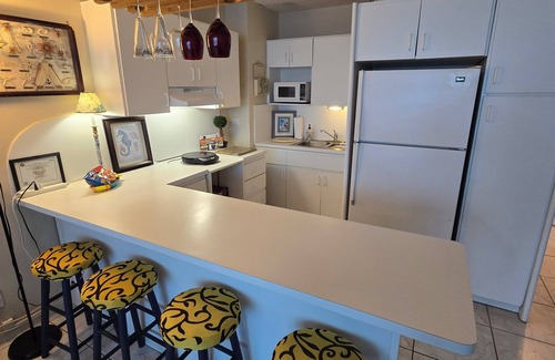 Mid Beach Apartment | AMAZING BCHFRNT UNIT WITH POOL,TIKKI BAR, FREE PARKNG, WI-Fi, GYM & TENNIS COURT