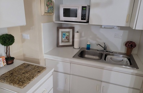 Mid Beach Apartment | AMAZING BCHFRNT UNIT WITH POOL,TIKKI BAR, FREE PARKNG, WI-Fi, GYM & TENNIS COURT