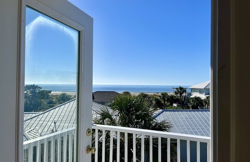 Isle of Palms House | Amazing Beach House, Sleeps 12, Great Ocean Views, New Heatable Pool & Jacuzzi!