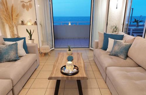 Hersonissos Centre Apartment | Amazing Beachfront Apartment in Hersonissos