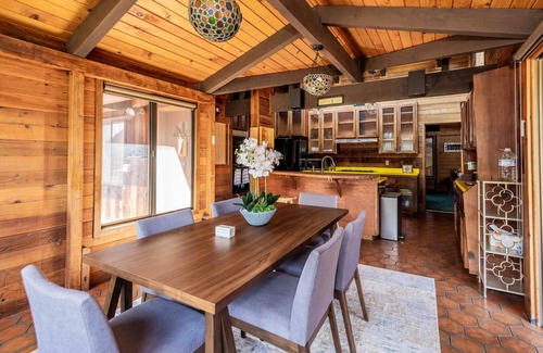 Ukiah House | *Amazing Beautiful Redwood Retreat Home