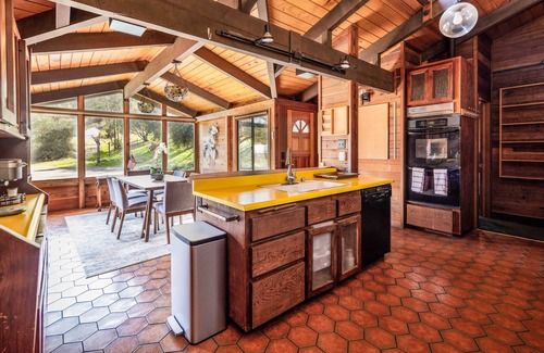 Ukiah House | *Amazing Beautiful Redwood Retreat Home