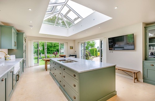 Brimpsfield Cottage | Amazing collection of properties with a swimming pool and hot tub - Keepers Lodge