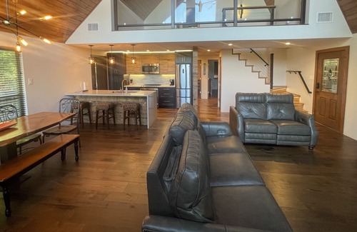 Whispering Hills House | Amazing Cottage in Pittsburg!
