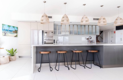Currimundi Apartment | Amazing Currimundi Lakefront Ocean Penthouse