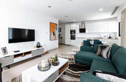 West Ridge Apartment | Amazing Deluxe 2 Bedroom Space Available