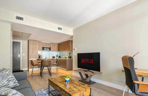 Victoria Park Condo | Amazing DT Views » AC » Sleep 4 » Parking » Wifi