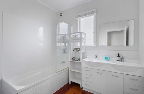 Eastern Beach House | Amazing Home By Beach - Fully Aircon-ed - Wifi