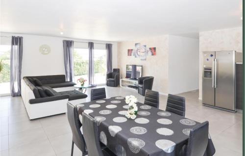 Sernhac House | Amazing Home In Sernhac