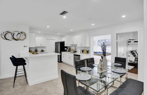Ives Estates House | Amazing House Pool/Grill/Beach 15 min