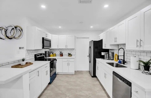Ives Estates House | Amazing House Pool/Grill/Beach 15 min