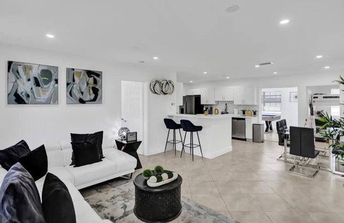 Ives Estates House | Amazing House Pool/Grill/Beach 15 min