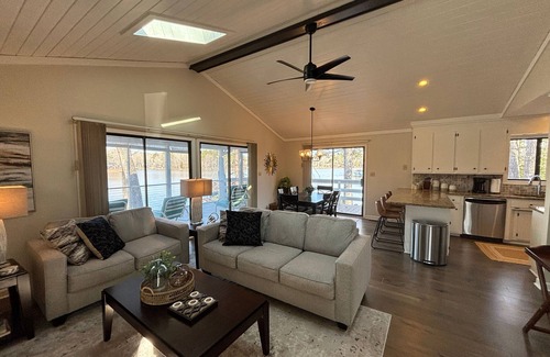 Wise House | Amazing LAKEFRONT Main Lake 5BR/3.5BA House. Quiet Cove, Close to Everything.