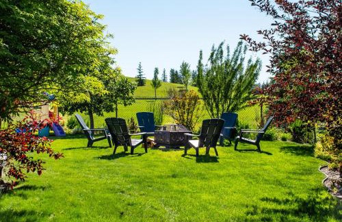 Southeast Edmonton House | Amazing Luxe Home, AC, HUGE Yard, FirePit, Pet Friendly, Sleeps 10!