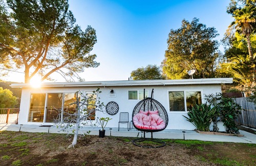 Canoga Park Villa | Amazing Mountain and Valley Views - 3 King Beds, Tesla Charger, Sauna