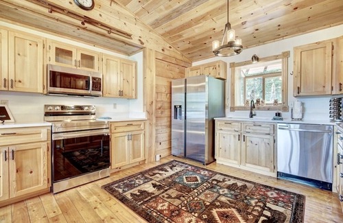Quandary Village House | AMAZING MTN VIEWS!Hot Tub!Pets!Game Room!Sauna!Fitness Equipment!Near Trails!