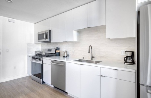 NoHo Arts District Apartment | Amazing NoHo Studio w/Gym, W/D & Roof Terrace, near TJ, by Blueground