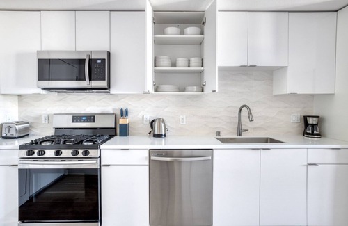 NoHo Arts District Apartment | Amazing NoHo Studio w/Gym, W/D & Roof Terrace, near TJ, by Blueground