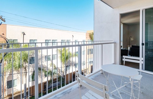 NoHo Arts District Apartment | Amazing NoHo Studio w/Gym, W/D & Roof Terrace, near TJ, by Blueground