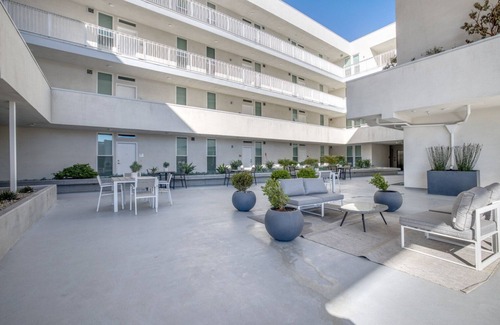 NoHo Arts District Apartment | Amazing NoHo Studio w/Gym, W/D & Roof Terrace, near TJ, by Blueground