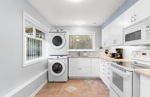 Regional District of Nanaimo House | Amazing ocean and ravine view home! Hot Tub, BBQ!