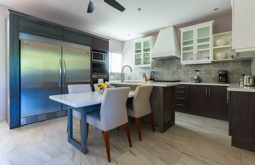 Colonia Meteorologico House | Amazing Oceanfront 4 Bedroom with Beach Access, Full Service, Heated Pool