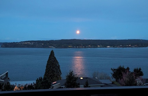 University Place House | Amazing Panoramic Water Views, Enjoy Sunsets & Relax in Tacoma area