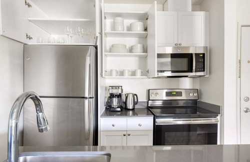 Pasadena Apartment | Amazing Pasadena 1BR w/Gym & Pool, nr Colorado Ave, by Blueground